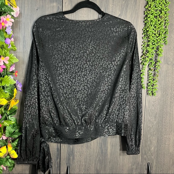 .:🌼3/$30🌼NWOT Jennifer Lopez Leopard Printed Silky Wrap Blouse Size Small - Picture 11 of 16